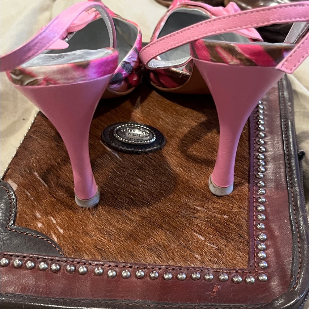 Sergio Zelcer Vibrant Pink Heels with Bow - Picture 4 of 5